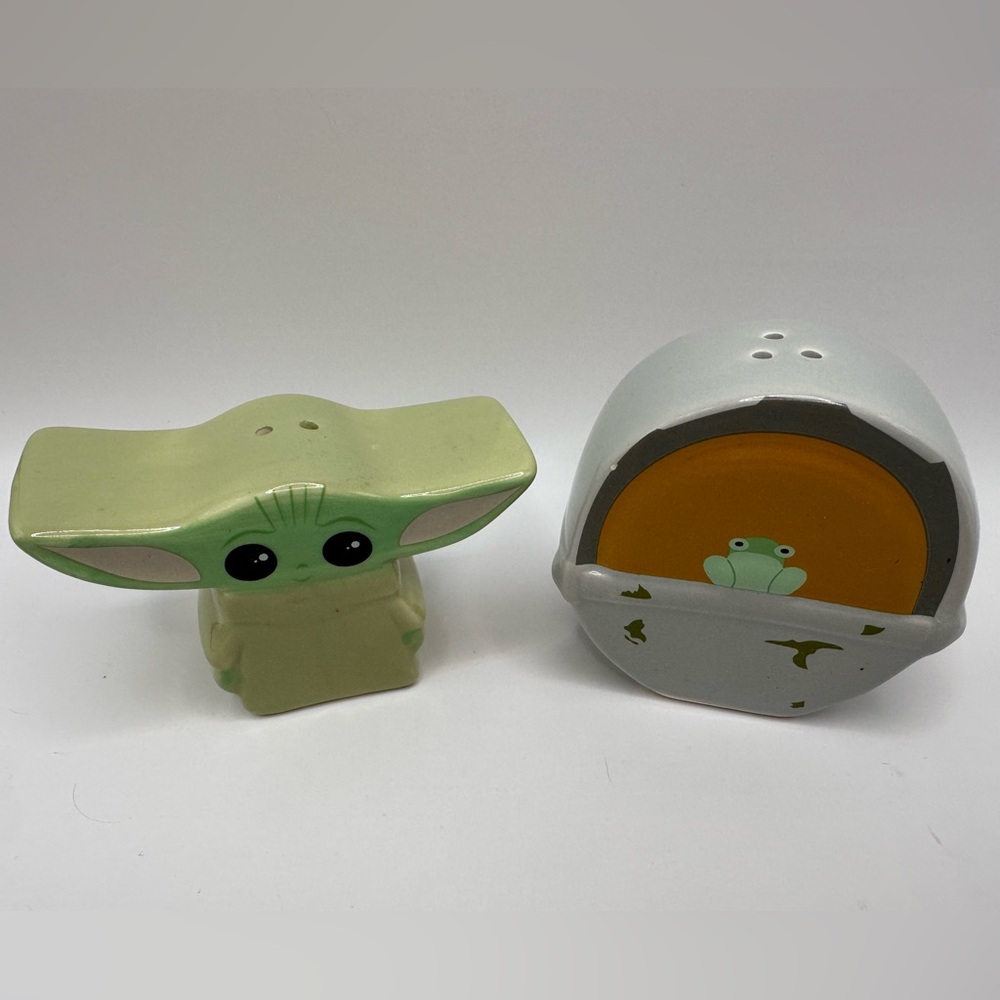 Star Wars Grogu Baby Yoda Salt & Pepper Shakers Mandalorian Frog Pod
